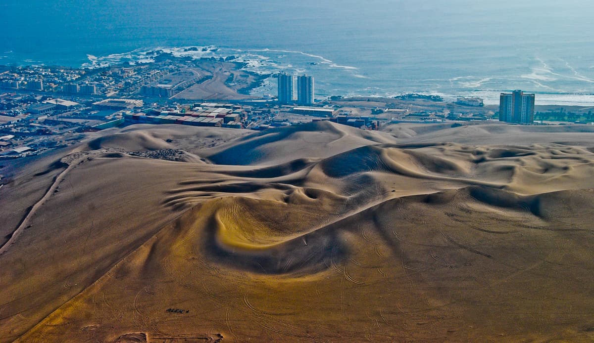 The Cerro Dragón dune with the southern districts of Iquique and the ocean below